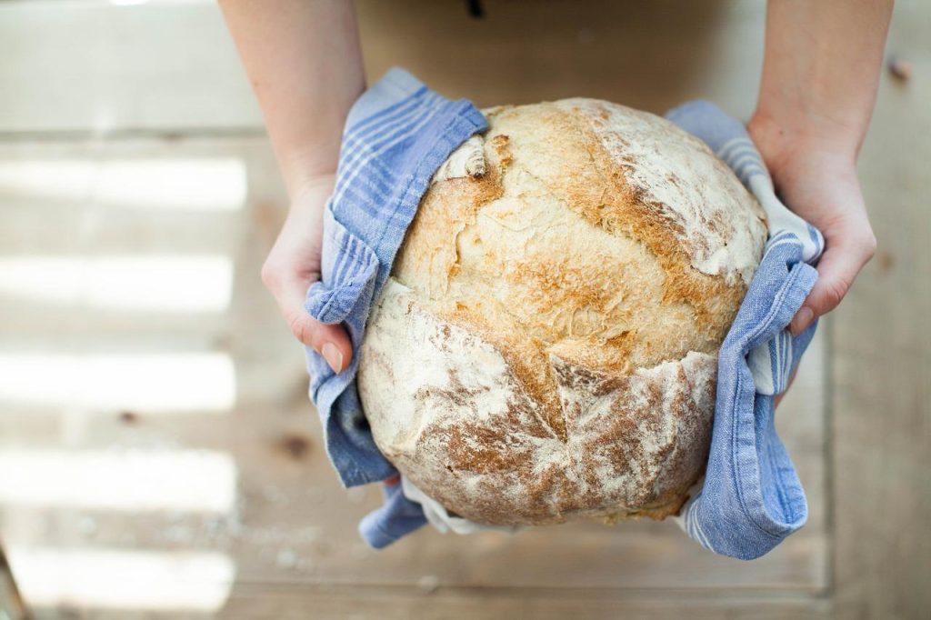 Versgebakken brood en gebak in een bakkerij in Haarlem, met vriendelijk personeel achter de toonbank