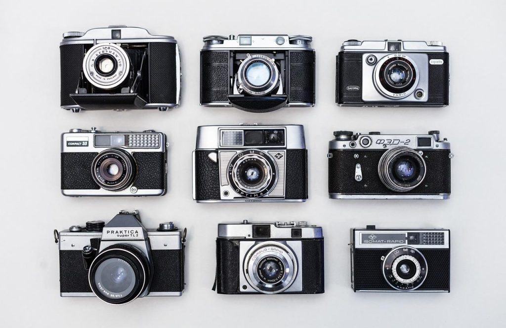 Gasten maken grappige foto's in een photobooth op een evenement met personaliseerde achtergrond en props