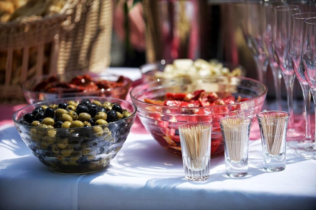 Elegante feestlocatie in Venlo met sfeervol ingericht zaal en gezellige tafels voor evenementen