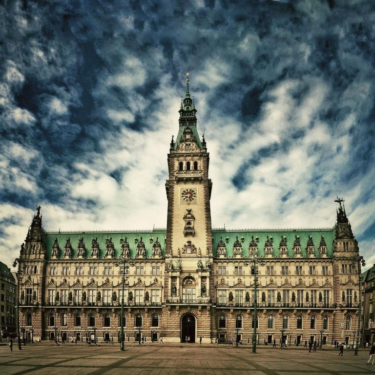 Home Gemeentehuis van Dordrecht met gotische architectuur en indrukwekkende torenspitsen, symbool van geschiedenis en cultuur