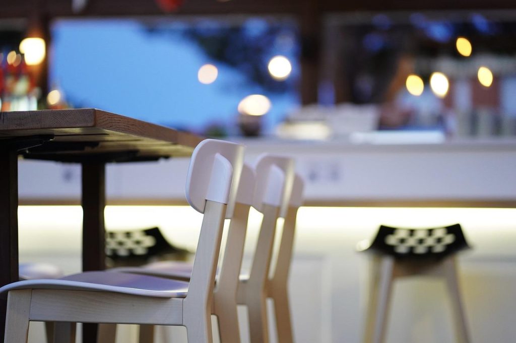 Sfeervolle cafetaria's in Emmen met gezinsvriendelijke atmosfeer en authentieke Nederlandse snacks voor foodies