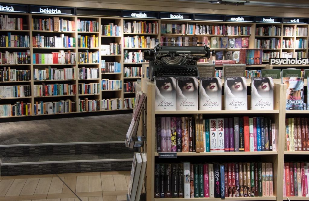 Boekhandel in Heerlen interieur met boekenplanken en comfortabele leeshoeken vol Nederlandse literatuur
