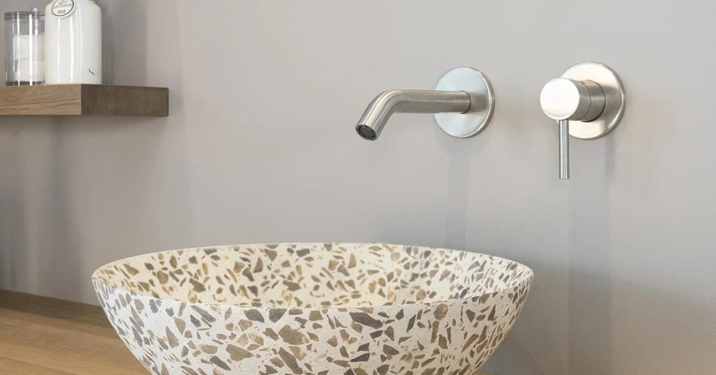 Collectie stijlvolle waskommen in verschillende materialen en designs als blikvangers in moderne badkamers