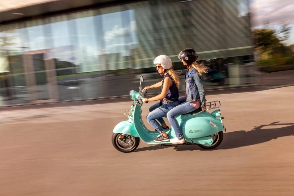 Veilig op weg: alternatieven voor risicovol rijden met helm, reflecterende kleding en verschillende transportmiddelen