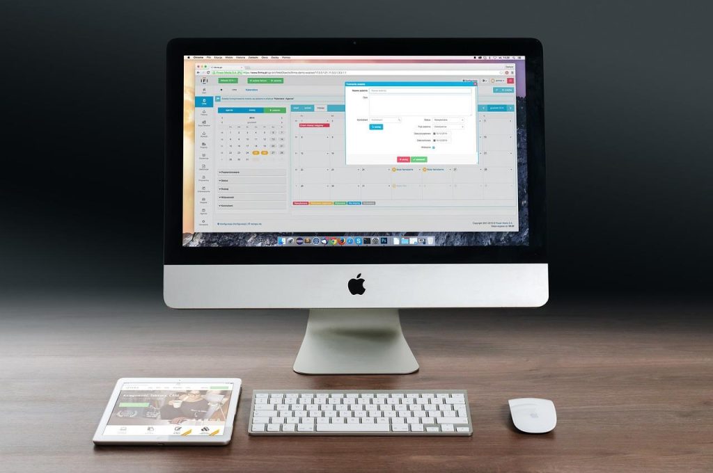 Computerwinkel in Hengelo met assortiment technische producten, laptops en accessoires voor bedrijven en tech-enthousiastelin