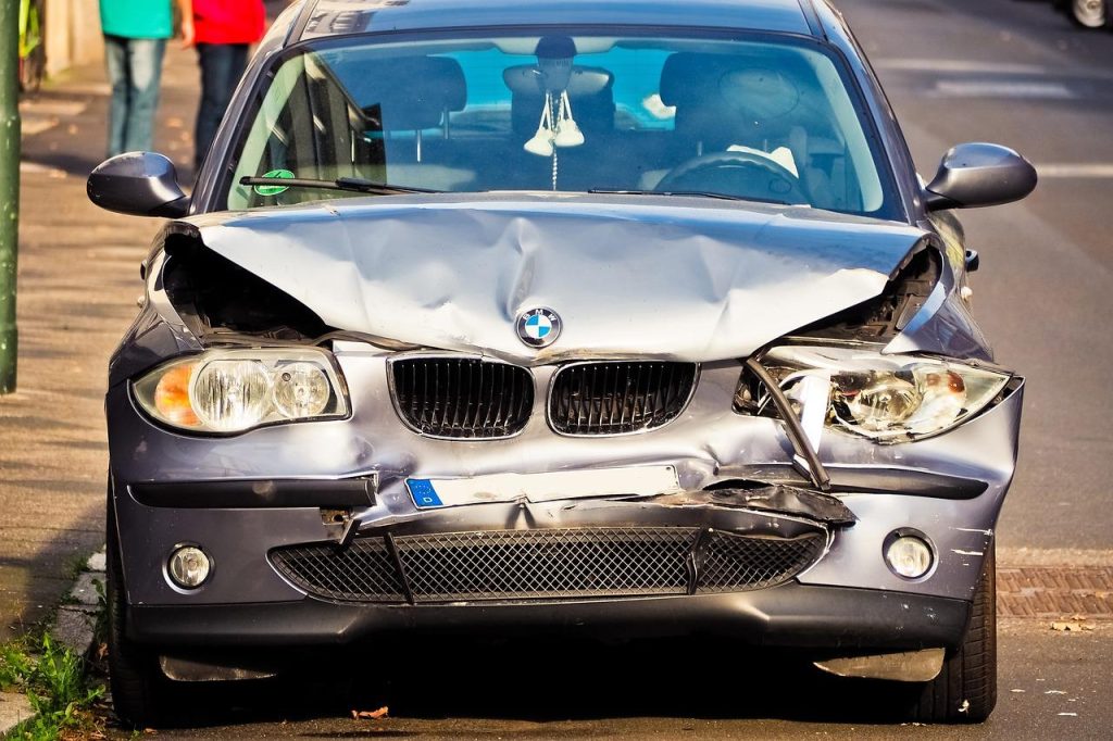 Illustratie van autoschade in Spijkenisse met beschadigd voertuig en reparatietips