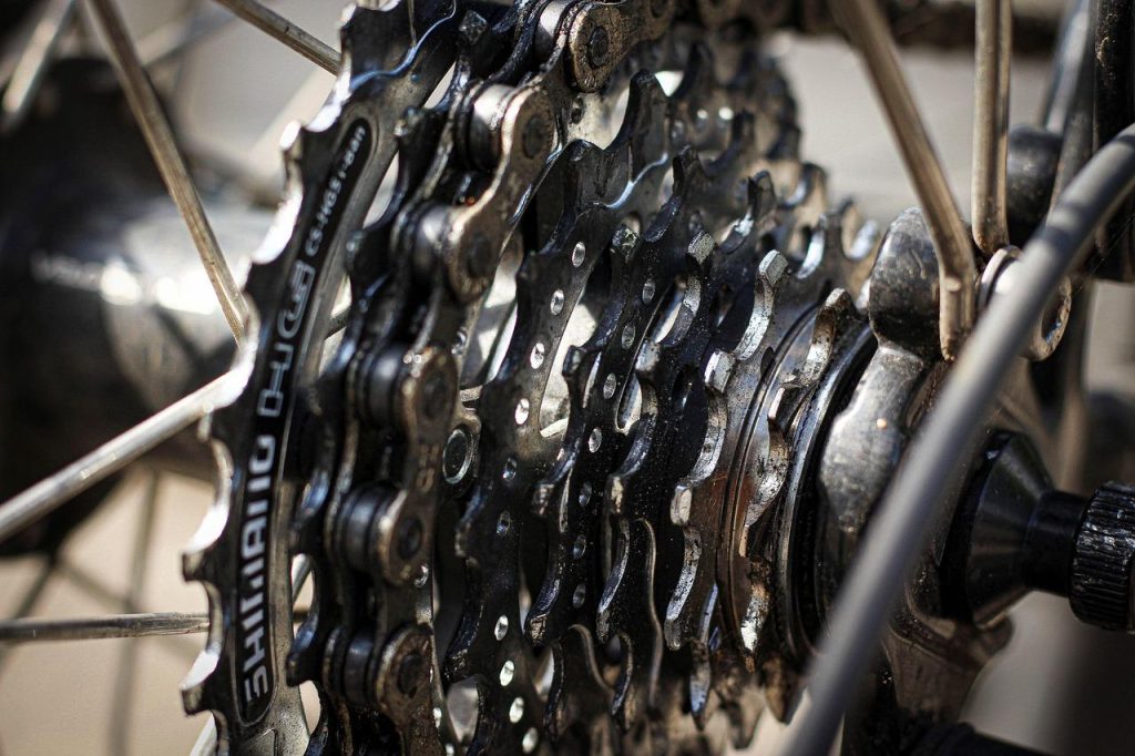 Vakmanschap fietsenmaker Middelburg inspecteert fietsonderdelen voor professioneel onderhoud en reparatie