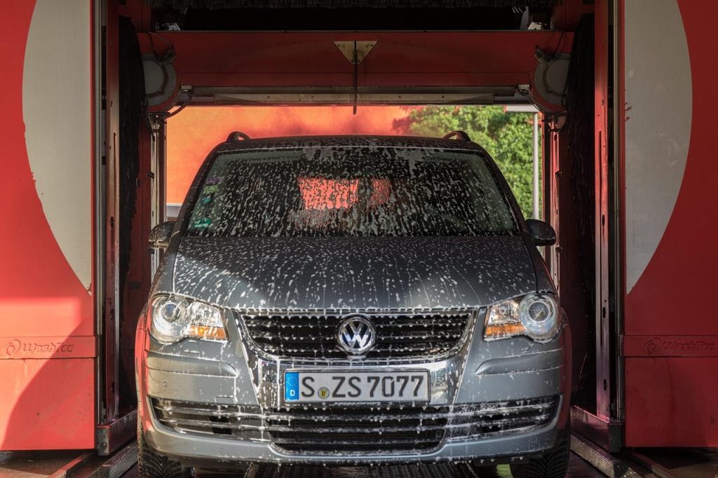 Professionele carwash diensten in Bergen op Zoom met moderne wasapparatuur voor glanzende en schone auto's