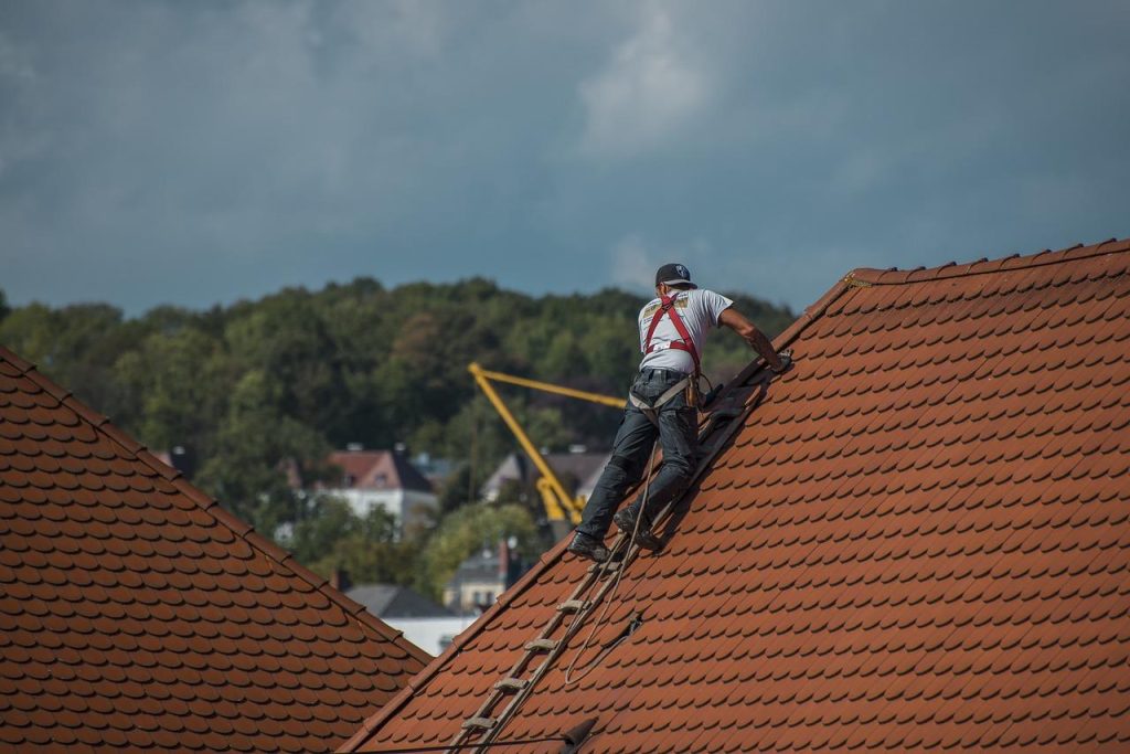 Dakwerker in Almelo voert professioneel dakwerk uit op een residentieel huis met nieuwe dakbedekking