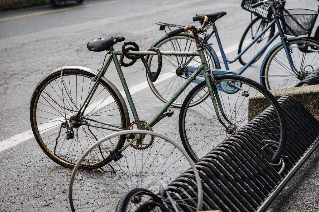 Moderne fietsenstalling in Tiel met beveiligde parkeerplaatsen en oplaadpunten voor veilig fietsen parkeren