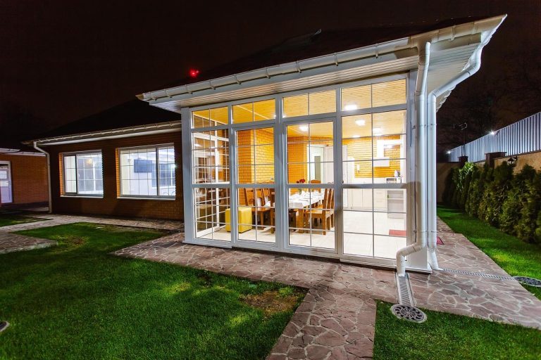 Home Moderne steellook schuifwand met zwarte stalen frame op een veranda, toont de industriële designstijl en naadloze overgang na