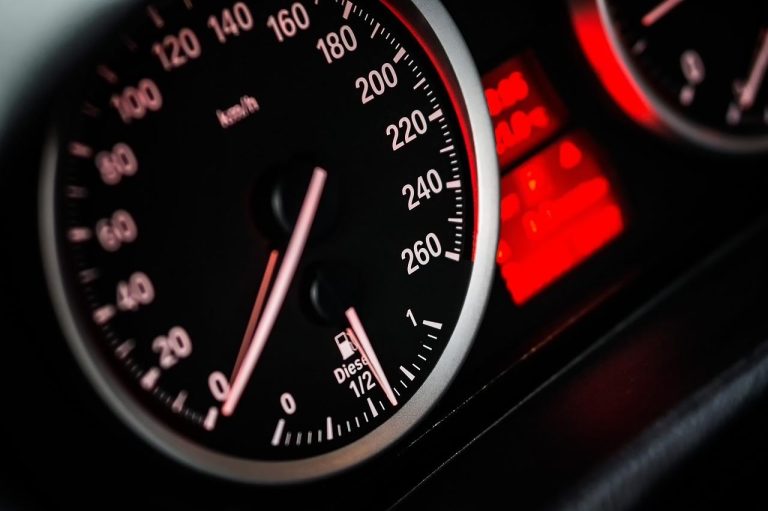 Home Illustratie van een automaat rijbewijs met voordelen zoals gemakkelijker leren en lagere kosten