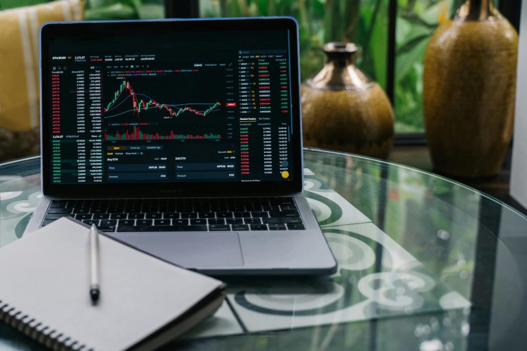 Home Visuele uitleg synthetische trackers en ETF's met grafieken over swapovereenkomsten en indextracking